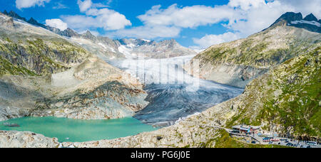 Den Furkapass mit einer Höhe von 2.429 Meter (7.969 ft), ist ein hoher Berg in den Schweizer Alpen verbindet Gletsch, Wallis mit Attinghausen, Uri. Die Stockfoto