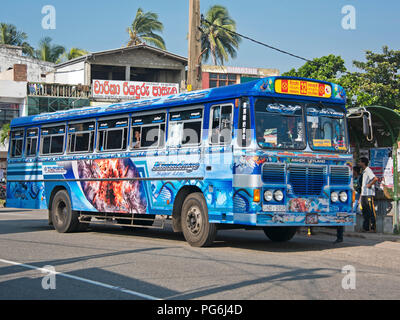 Horizontale Nahaufnahme eines eingerichteten privaten Bus stoppte in Hikkaduwa, Sri Lanka. Stockfoto