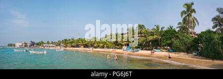 Horizontale Panoramablick auf den Strand von Hikkaduwa, Sri Lanka. Stockfoto
