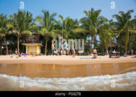 Horizontale Ansicht von Touristen am Strand von Hikkaduwa, Sri Lanka. Stockfoto