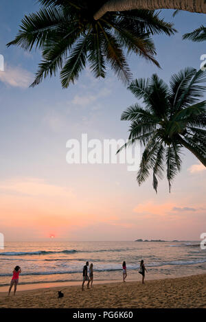 Vertikale Blick entlang der Küste bei Sonnenuntergang in Hikkaduwa, Sri Lanka. Stockfoto