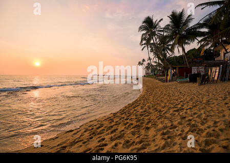 Horizontale Blick auf den Strand bei Sonnenuntergang in Hikkaduwa, Sri Lanka. Stockfoto