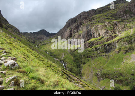 Zu den berühmten Drei Schwestern von Glencoe, Schottland. In der wunderschönen schottischen Highlands. Blick von der Strecke oben Coire nan Lochan, mit Aonach Dubh Stockfoto