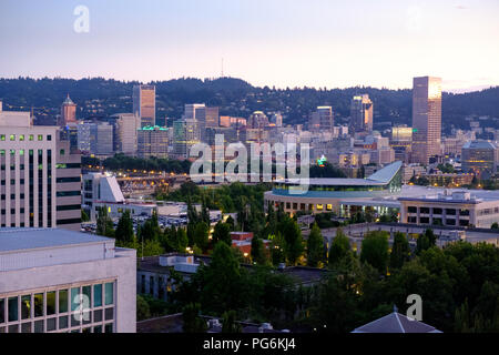 Nächtliche Skyline der Innenstadt von Portland, Oregon, USA Stockfoto