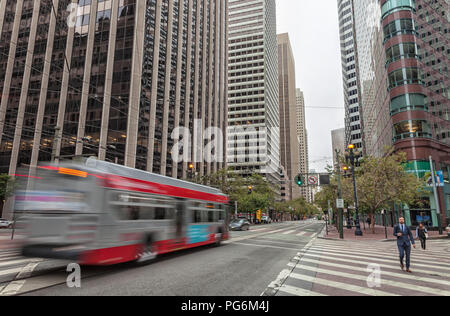 Verschieben von Bus und Fußgänger auf der Market Street am frühen Sonntag Morgen in San Francisco, Kalifornien, USA. Stockfoto