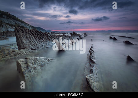 Sonnenuntergang am Strand, Sakoneta Geopark Deba, Spanien Stockfoto