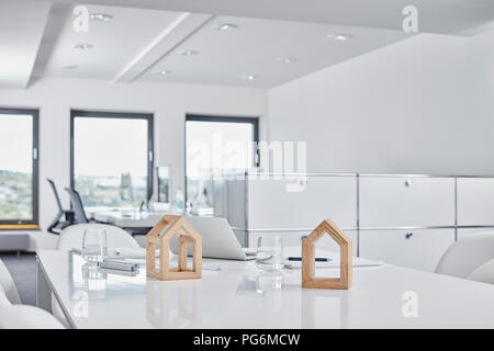 Architektonische Modelle auf dem Schreibtisch im Büro Stockfoto