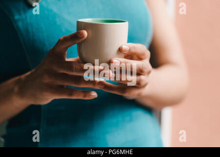 Frau Holding Tasse Kaffee, Nahaufnahme Stockfoto