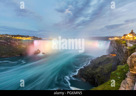 Kanada, Ontario, Niagara Falls dramatische lange Belichtung Anzeigen in der Dämmerung Stockfoto