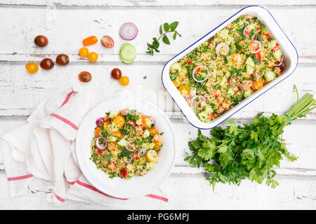 Couscous Salat mit Tomaten, Gurken, Petersilie und Minze Stockfoto