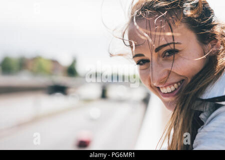 Portrait von lächelnden sportliche junge Frau im Freien Stockfoto