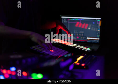 DJ-Arbeiten an der Maschine drum Stockfoto