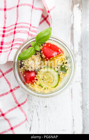 Couscous mit gegrilltem Gemüse, Aubergine, Zucchini, Paprika, Tomaten, roten Zwiebeln, Rosmarin und Basilikum Stockfoto