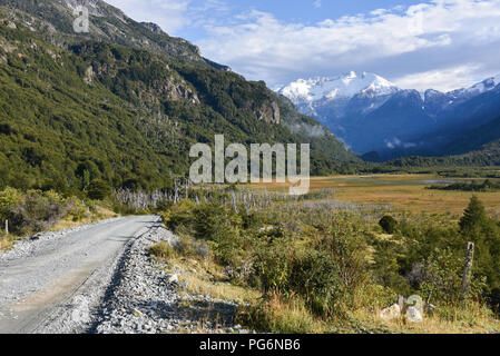 Schotterstraße, Puerto Rio Tranquilo, Carretera Austral, Valle Exploradores, Laguna San Rafael Nationalpark, Patagonien, Chile Stockfoto