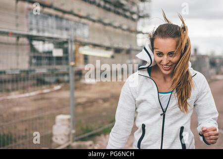 Portrait von lächelnden sportliche junge Frau im Freien Stockfoto