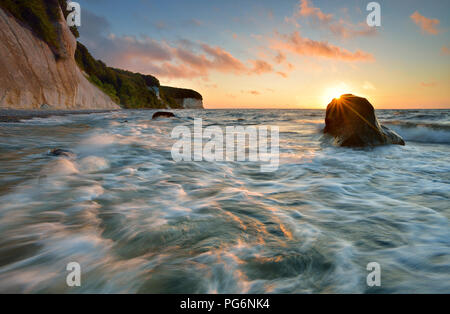 Sonnenaufgang auf dem Kreidefelsen, große Felsen in der Brandung der Ostsee, Nationalpark Jasmund, Rügen Insel Stockfoto