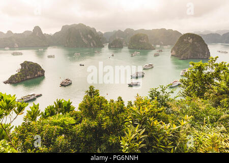 Vietnam, Ha Long Bay, mit Kalkstein Inseln und gehen Stockfoto