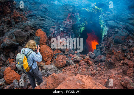 Touristen fotografieren eine aktive Magma stream unter dem Vulkan Tolbachik, Kamtschatka, Russland Stockfoto