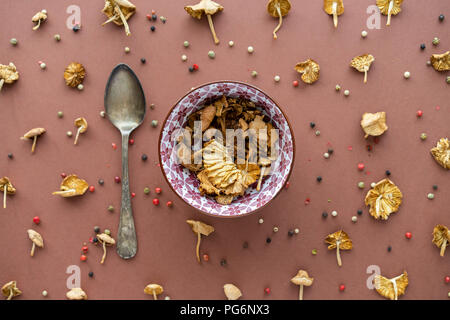 Anordnung der Pilze, silbernen Löffel und Pfefferkörner Stockfoto