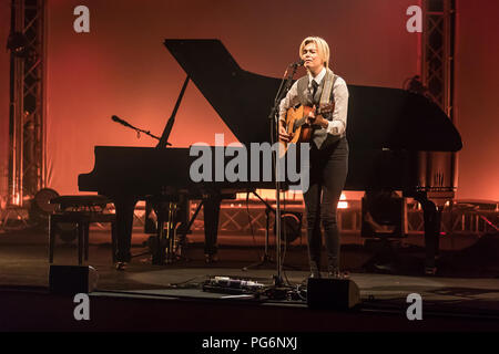 Die schwedische Sängerin und Songwriterin Anna Ternheim live bei der 26 Blue Balls Festival in Luzern, Schweiz Stockfoto