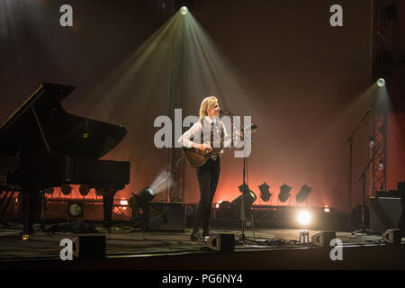 Die schwedische Sängerin und Songwriterin Anna Ternheim live bei der 26 Blue Balls Festival in Luzern, Schweiz Stockfoto