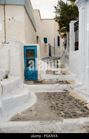 Pyrgos Santorini blaue Tür und weiß getünchte kykladische Architektur in Griechenland. Stockfoto