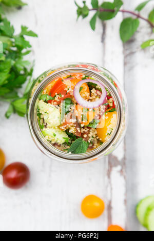 Einmachglas von Couscous Salat mit Tomaten, Gurken, Petersilie und Minze Stockfoto