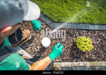 Einstellen der Lawn Sprinkler durch professionelle Garten Bewässerung Techniker. Ansicht von oben. Stockfoto