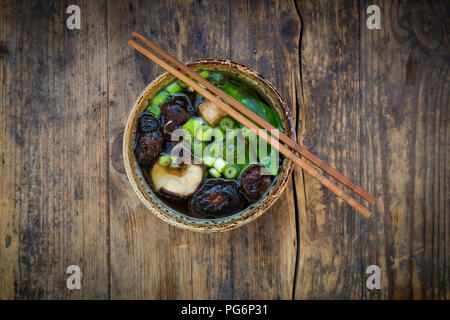 Schüssel japanische Miso Suppe mit Zuckererbsen, Shitake Pilze, Tofu und mung Sprossen Stockfoto