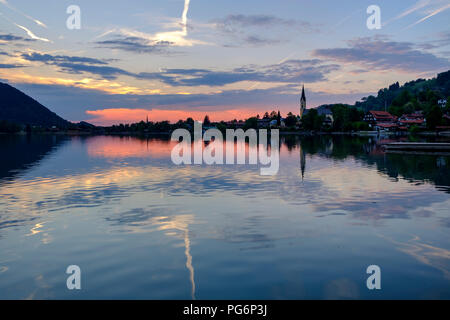 Deutschland, Bayern, Oberbayern, Schliersee, Schliersee mit Pfarrkirche St. Sixtus bei Sonnenuntergang Stockfoto