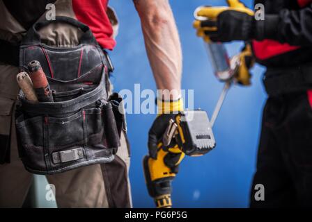 Bau arbeiten im Team. Zwei kaukasischen Auftragnehmer Arbeitnehmer closeup Foto. Stockfoto
