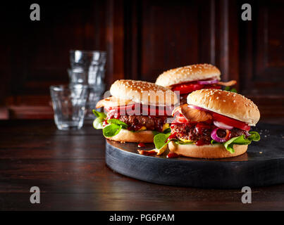 Mini Burger mit Pilzen auf serviertablett Stockfoto