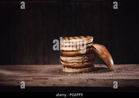 Burgerbuns auf Holz Stockfoto