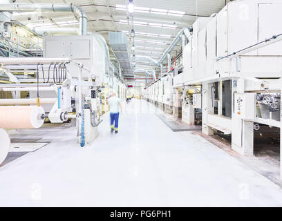 Rumänien, Holzbearbeitung, furnierherstellung, Arbeiter in Produktionen Hall Stockfoto