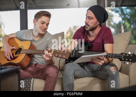 Musiker Unterricht Schüler wie Gitarre zu spielen. Stockfoto