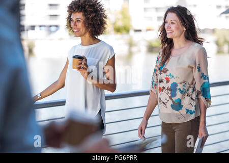 Zwei Unternehmerinnen eine Pause, im Freien Stockfoto