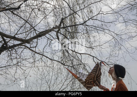 Origami crane und Frau Stockfoto