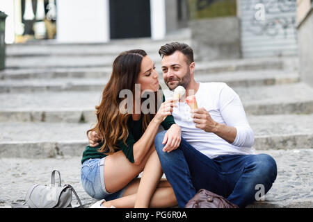 Touristische Paar teilen Eistüten in der Stadt Stockfoto