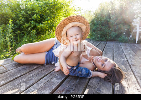 Baby Boy und seine Mutter Spaß auf der Terrasse Stockfoto