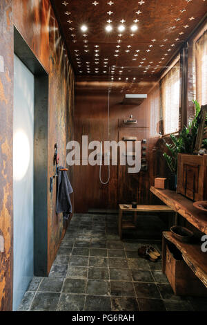 Modernes Bad mit Corten Stahl Wandverkleidung und Decke Licht Effekte Stockfoto