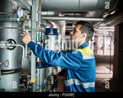 Rumänien, Holzbearbeitung, Arbeiter der Maschine überprüfen Stockfoto