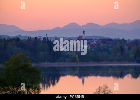 Deutschland, Bayern, Oberbayern, Chiemgau, tettenhausen am Tachinger sehen, Chiemgauer und Berchtesgadener Alpen im Hintergrund, Roter Himmel am Morgen Stockfoto