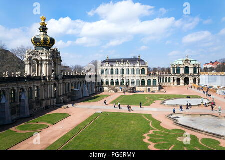 DRESDEN, Deutschland - 2. APRIL 2018: Leute um barocke Zwinger Spaziergang am 2. April 2018 in Dresden, Deutschland. Stockfoto