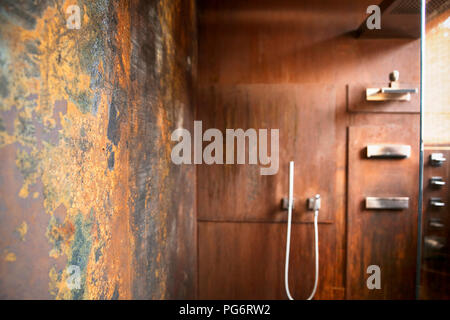 Badezimmer mit Corten Stahl Wandverkleidung Stockfoto