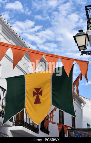 Spanien, Nerja, Malaga. Das jährliche Festival der drei Kulturen, Mauren, Juden und Christen. Fahnen und Wimpel. Stockfoto