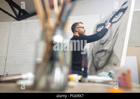 Man Kontrolle Zeichnung im Studio Stockfoto