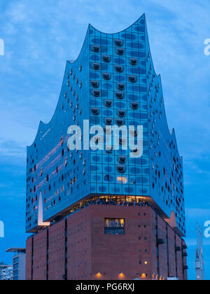 Deutschland, Hamburg, beleuchtete Elbphilharmonie am Abend dämmerung Stockfoto