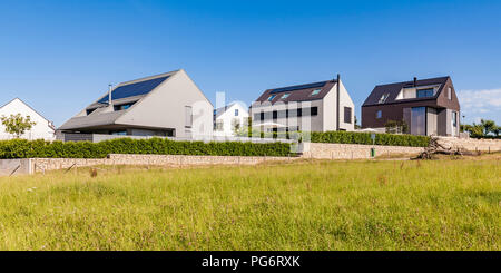 Deutschland, Baden-Württemberg, Stuttgart, Ostfildern, moderne Effizienz Villen, Solarzellen auf dem Dach Stockfoto