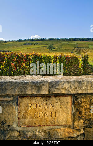 Romanée Conti Weinberg gravierten Stein Plakette in Mauer der historischen DRK Domaine de la Romanee-Conti Vosne-Romanee Burgund Cote d'Or Frankreich Stockfoto