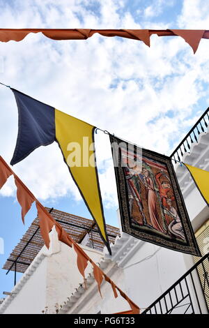 Spanien, Nerja, Malaga. Das jährliche Festival der drei Kulturen, Mauren, Juden und Christen. Fahnen und Wimpel. Stockfoto